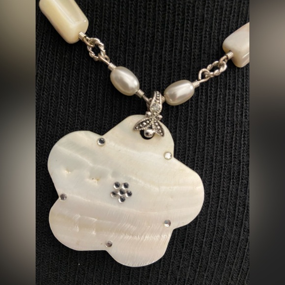 Vintage Pearl & FLOWER necklace with RHINESTONES White with silver chain - Picture 10 of 10